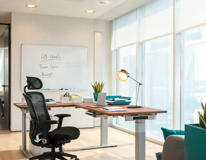 Uplift standing desk in a hybrid office
